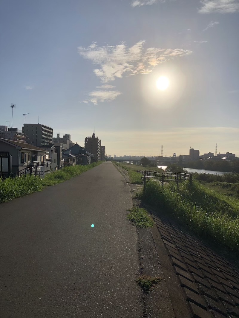 朝ランでエンジョイする川沿いの景色|早朝ランニング