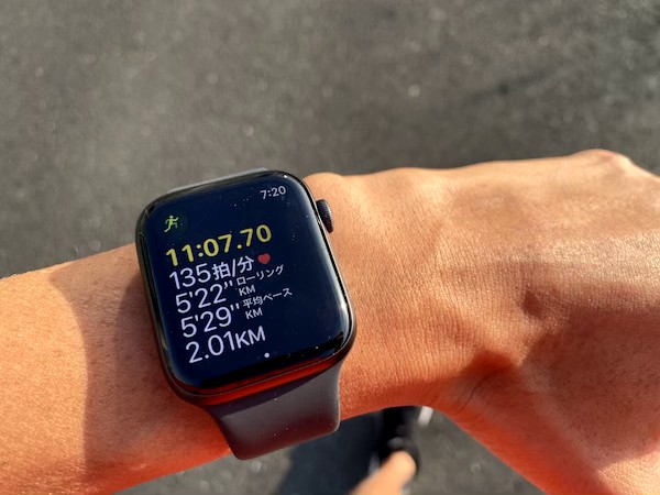 applewatchを腕につけているランナー