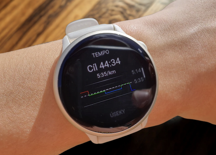 vivoactive6を腕につけた様子